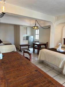 Cama ou camas em um quarto em Hotel Hacienda María Eugenia Acapulco