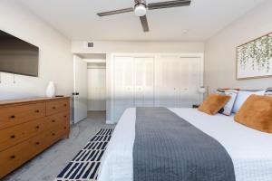 Postel nebo postele na pokoji v ubytování Modern Chic Condo In Midtown W Pool & Hot Tub + 24 fotografií