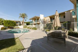 Bazén v ubytování Modern Chic Condo In Midtown W Pool & Hot Tub nebo v jeho okolí