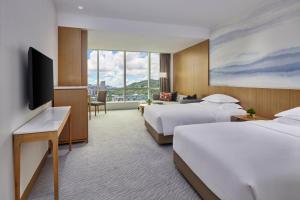 Postel nebo postele na pokoji v ubytování Crowne Plaza Zhuhai City Center by IHG - offers free one-way shuttle to Chimelong Ocean Kingdom + 37 fotografií