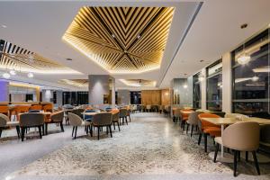 西安西安高新科技路智选假日酒店的建筑物内有桌椅的餐厅