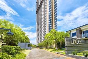 un edificio alto en medio de una calle en Sea View Spacious Condo Near Walking Street, en Pattaya South