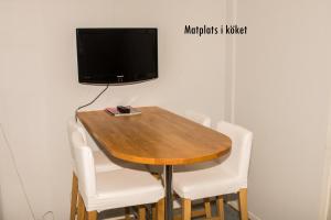 Televiisor ja/või meelelahutuskeskus majutusasutuses Guest House Tullgatan 24