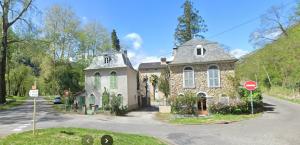 una casa su una strada con un segnale di stop di Appartement de plain pied , jardin et grande terrasse a Ussat
