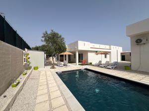 una piscina davanti a una casa di White houses luxury and pool a Scoglitti