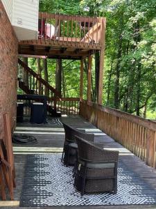 Balkón nebo terasa v ubytování Spacious 4BR Colonial with River Views & Family Charm