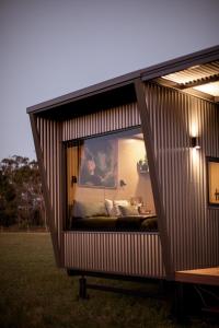 ein kleines Haus mit einem Bett darin in der Unterkunft Michael the Tiny Cabin in Esperance in Doombup