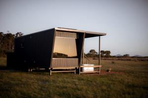 ein winziges Haus auf einem Feld in der Unterkunft Michael the Tiny Cabin in Esperance in Doombup