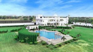 Bazén v ubytování Umaid Farm Resort- A Legancy Vintage Stay In Jaipur nebo v jeho okolí