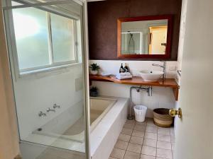 Vannituba majutusasutuses Lazy Sails Starboard - Pets welcome inside WiFi