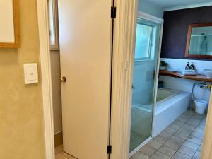 Vannituba majutusasutuses Lazy Sails Starboard - Pets welcome inside WiFi