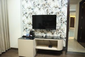 TV a/nebo společenská místnost v ubytování Gazebo Inn & Suites Medanta