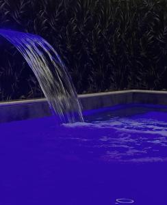 Hôtel & Spa Rocabella内部或周边的泳池