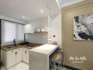 Kuchyň nebo kuchyňský kout v ubytování SM Sea Villa by Langkawi Lagoon Resort