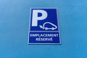 a sign on a wall that reads employment reimbursement preserve at Hotel Restaurant Argos, Strasbourg Nord in Vendenheim