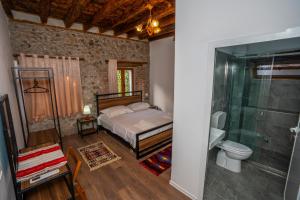 Ein Bett oder Betten in einem Zimmer der Unterkunft InTown Guesthouse Shkoder
