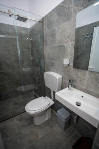 Ein Badezimmer in der Unterkunft InTown Guesthouse Shkoder