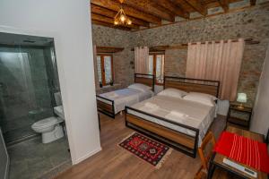 Ein Bett oder Betten in einem Zimmer der Unterkunft InTown Guesthouse Shkoder