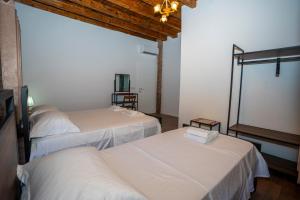 Ein Bett oder Betten in einem Zimmer der Unterkunft InTown Guesthouse Shkoder