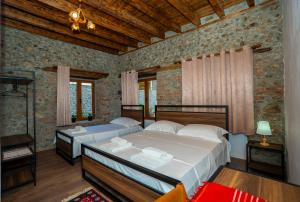 Ein Bett oder Betten in einem Zimmer der Unterkunft InTown Guesthouse Shkoder