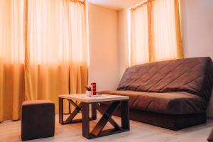 ein Wohnzimmer mit einem Bett und einem Tisch in der Unterkunft Tim Apartmani in Ohrid