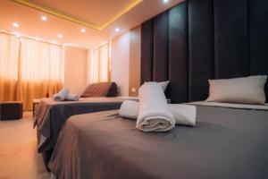 ein Hotelzimmer mit zwei Betten mit Handtüchern darauf in der Unterkunft Tim Apartmani in Ohrid + 65 Fotos