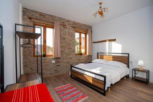 Ein Bett oder Betten in einem Zimmer der Unterkunft InTown Guesthouse Shkoder