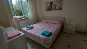 a bedroom with a bed with two towels on it at Casa delle Rose in Fiumaretta di Ameglia +33 photos