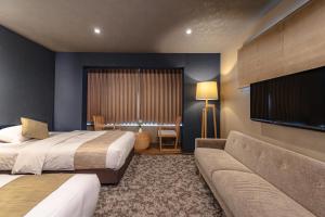 Ein Bett oder Betten in einem Zimmer der Unterkunft 谷町君Hotel 松竹雲 京都四条烏丸