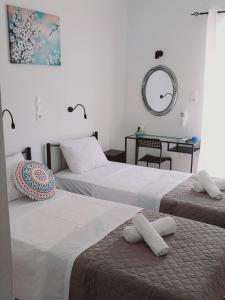 two beds sitting next to each other in a room at Hotel Liliana in Agia Marina Aegina