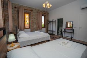 Ein Bett oder Betten in einem Zimmer der Unterkunft InTown Guesthouse Shkoder