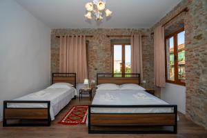 Ein Bett oder Betten in einem Zimmer der Unterkunft InTown Guesthouse Shkoder