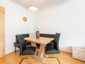 Posezení v ubytování Apartment in Strengen near Ski Bus + 30 fotografií