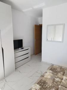 TV a/nebo společenská místnost v ubytování Go Exchange, Block D, Apt 6 Entire Unit