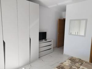 TV a/nebo společenská místnost v ubytování Go Exchange, Block D, Apt 6 Entire Unit