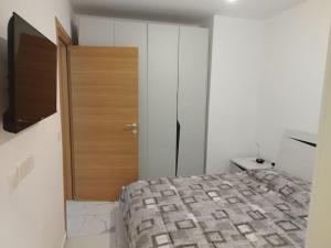 Postel nebo postele na pokoji v ubytování Go Exchange, Block D, Apt 6 Entire Unit