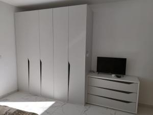 TV a/nebo společenská místnost v ubytování Go Exchange, Block D, Apt 6 Entire Unit