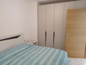 Postel nebo postele na pokoji v ubytování Go Exchange, Block D, Apt 6 Entire Unit