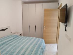Postel nebo postele na pokoji v ubytování Go Exchange, Block D, Apt 6 Entire Unit