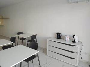 Příslušenství pro přípravu čaje a kávy v ubytování Go Exchange, Block D, Apt 6 Entire Unit