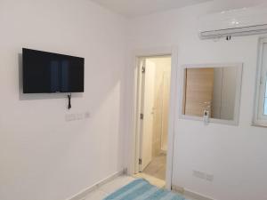 TV a/nebo společenská místnost v ubytování Go Exchange, Block D, Apt 6 Entire Unit