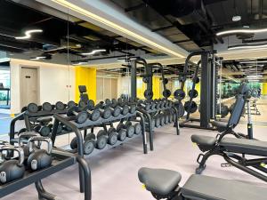 ฟิตเนสเซ็นเตอร์และ/หรือเครื่องออกกำลังกายที่ Trophy - Luxurious Studio Apartment in JLT w Golf Simulator