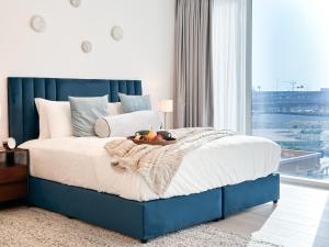 เตียงในห้องที่ Trophy - Luxurious Studio Apartment in JLT w Golf Simulator