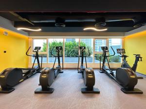ฟิตเนสเซ็นเตอร์และ/หรือเครื่องออกกำลังกายที่ Trophy - Luxurious Studio Apartment in JLT w Golf Simulator