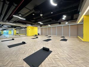 ฟิตเนสเซ็นเตอร์และ/หรือเครื่องออกกำลังกายที่ Trophy - Luxurious Studio Apartment in JLT w Golf Simulator
