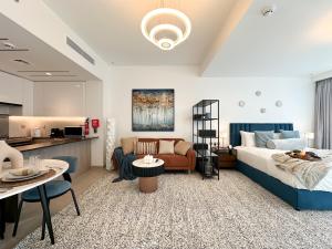 เตียงในห้องที่ Trophy - Luxurious Studio Apartment in JLT w Golf Simulator