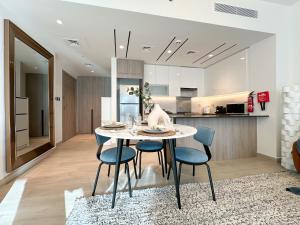 ครัวหรือมุมครัวของ Trophy - Luxurious Studio Apartment in JLT w Golf Simulator