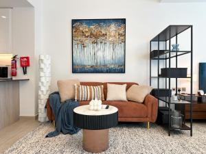 พื้นที่นั่งเล่นของ Trophy - Luxurious Studio Apartment in JLT w Golf Simulator