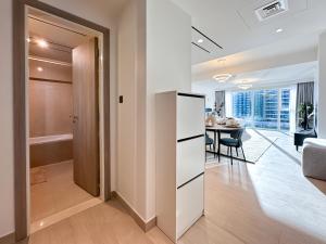 พื้นที่นั่งเล่นของ Trophy - Luxurious Studio Apartment in JLT w Golf Simulator