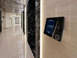 ภาพในคลังภาพของ Trophy - Luxurious Studio Apartment in JLT w Golf Simulator ในดูไบ